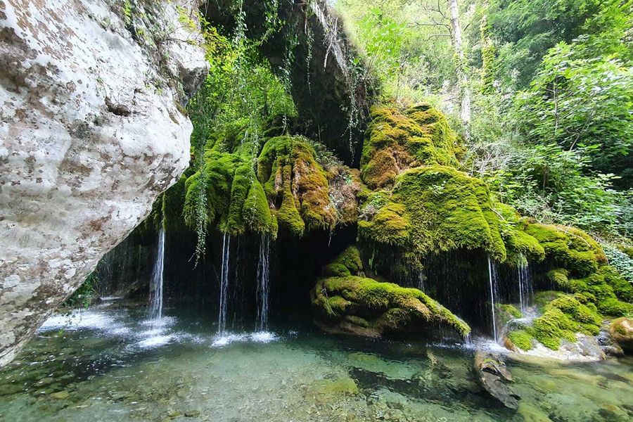 Playas de arena vírgenes junto a antiguos templos griegos y olivares en el Parque Nacional de Cilento, Vallo di Diano e Alburni, en Italia, uno de los mejores parques naturales de Europa incluido en la guía de Hofmann.