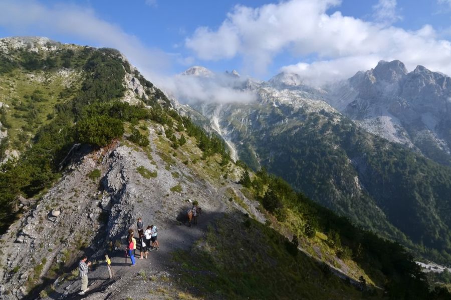 Escarpadas cumbres montañosas y tranquilos lagos alpinos en el Parque Nacional de Prokletije, en Montenegro, conocido como los 