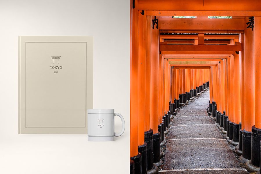 Un álbum de fotos y una taza titulados 'Tokyo' aparecen junto a una imagen de santuarios naranjas en Japón, mostrando el diseño Archive Edit de Hofmann con diseños limpios y sutiles ilustraciones de portada.