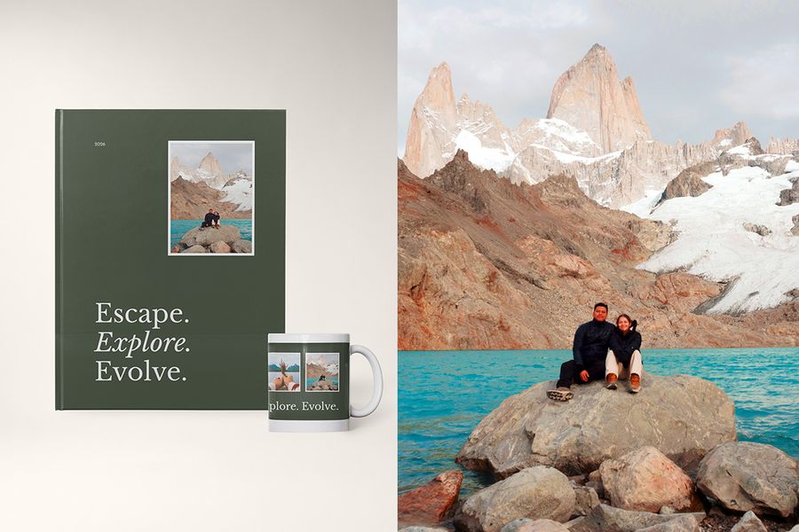 Un álbum de fotos y una taza con el diseño Editorial Earth de Hofmann, junto a una imagen de una pareja sobre una roca con montañas y agua de fondo, con una tipografía de portada atrevida y colores naturales.