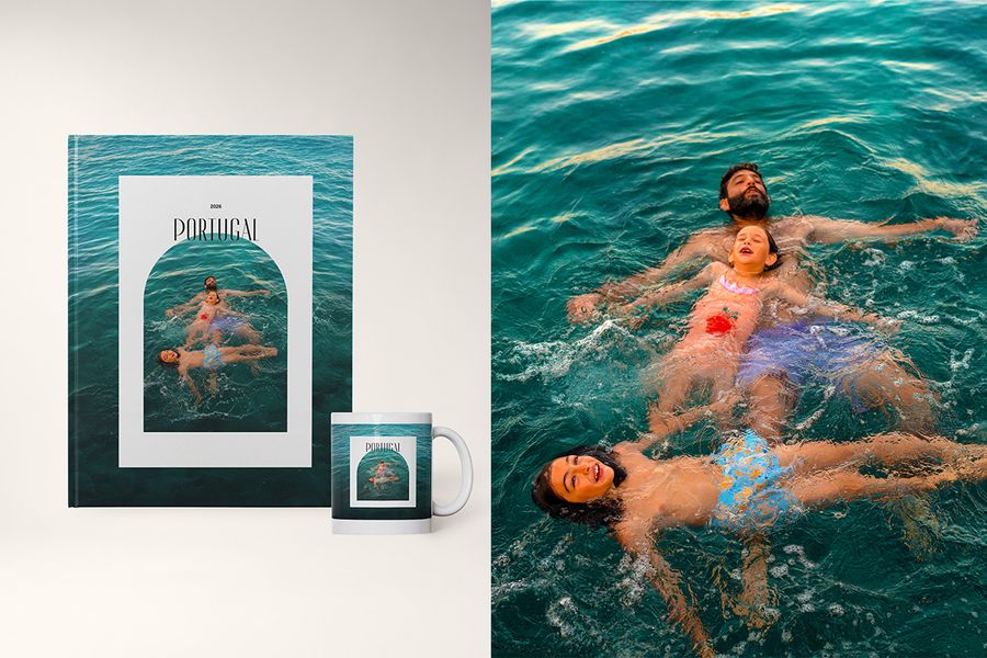Un álbum de fotos y una taza a juego con el diseño The Open Arch de Hofmann, con un padre y sus dos hijos jugando en el agua, enmarcados con suaves bordes en forma de arco.