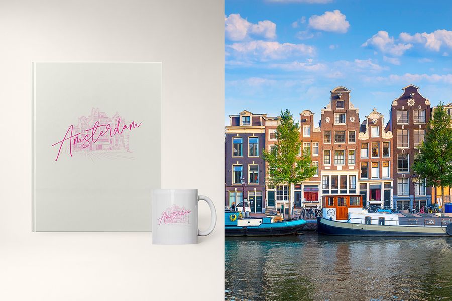 Un álbum de fotos y una taza titulados 'Amsterdam' muestran una ilustración a modo de boceto de la ciudad, mostrando el diseño City Sketch de Hofmann con dibujos de línea originales y paletas de color inspiradas en el destino.