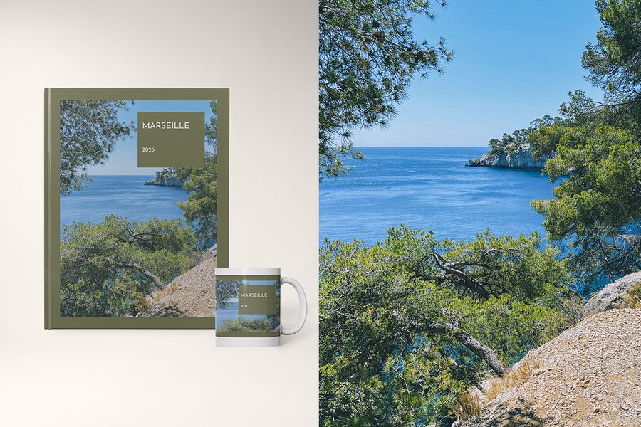Un álbum de fotos y una taza con el diseño Travel Hues de Hofmann, con audaces bloques de color inspirados en las paletas de los destinos, como los tonos terracota de España y los azules fríos de Noruega.