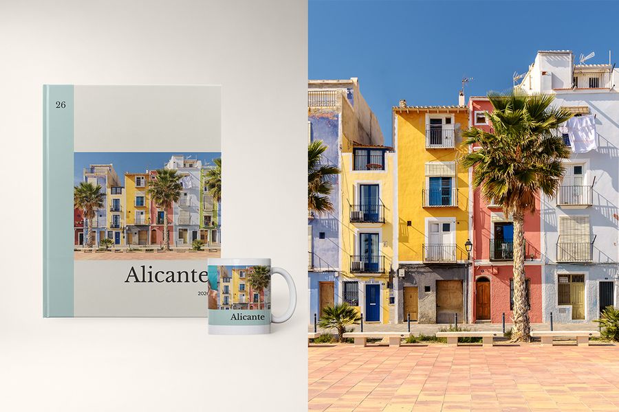 Un álbum de fotos y una taza con el diseño Sights of the World de Hofmann, que celebra los destinos a través del color, la tipografía y una organización cuidada, ideal para crear una biblioteca de viajes.