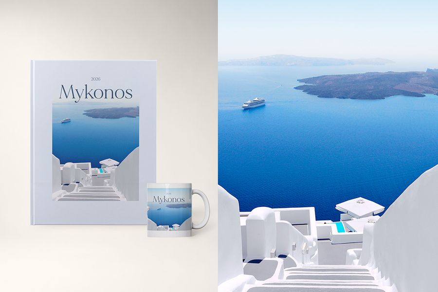 Una taza y un álbum de fotos personalizado titulado 'Mykonos', con una imagen de la isla, en el diseño My Travelogue de Hofmann, donde el título, el destino y el color de la portada se pueden personalizar por completo.