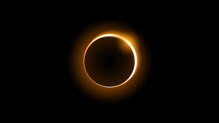 Un eclipse solar total se muestra en el cielo, ilustrando la guía de Hofmann sobre dónde y a qué hora ver el eclipse solar del 12 de agosto de 2026 en España.