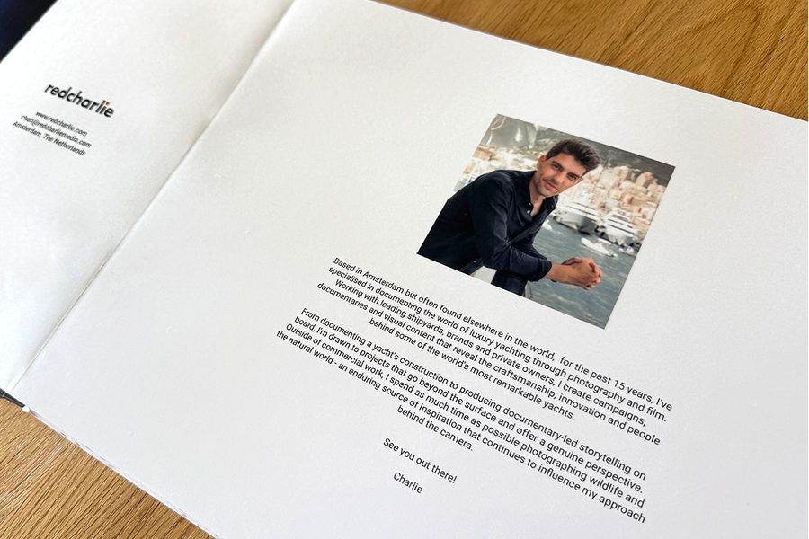 Una doble página abierta del álbum de fotos de Charl van Rooy muestra la página de apertura con un retrato suyo y una introducción a su estilo de fotografía, ilustrando los consejos de Hofmann para estructurar un portafolio fotográfico.