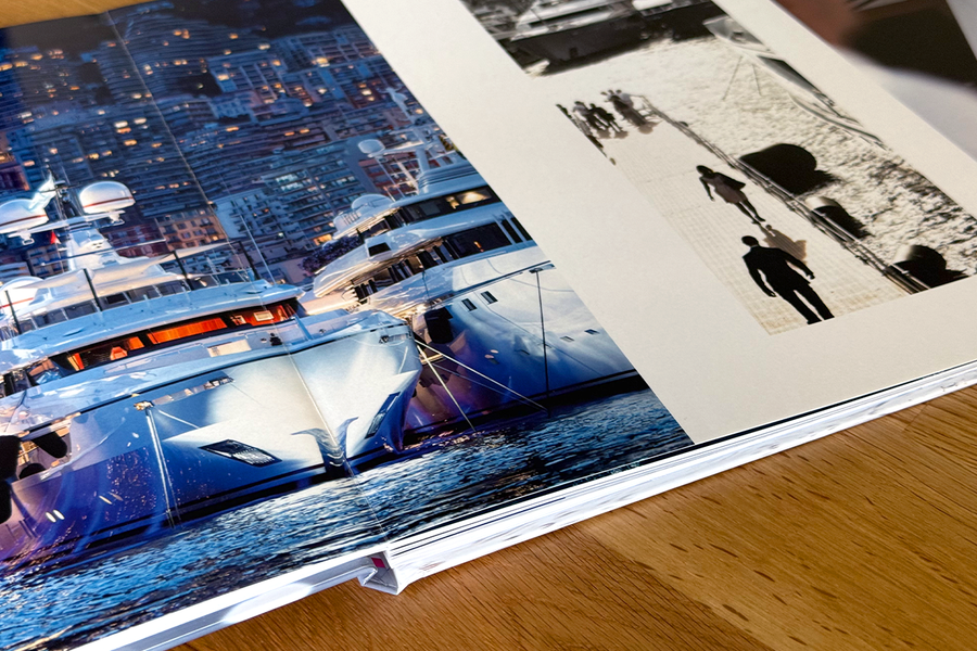 Una doble página abierta del álbum de fotos de Charl van Rooy muestra cómo el formato layflat permite que las imágenes se extiendan sin interrupciones por la página, facilitando la presentación de su portafolio fotográfico.