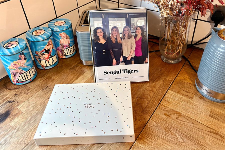 El libro de recetas familiar personalizado de Sarah está en una caja de regalo de Hofmann, ilustrando cómo un libro de recetas personalizado es un regalo muy especial para cumpleaños, aniversarios y otras ocasiones importantes.
