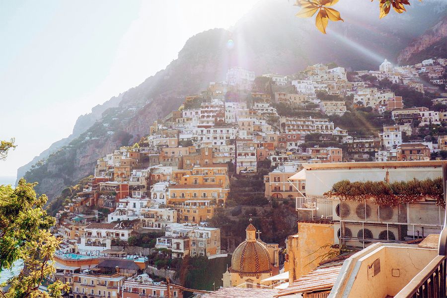 Coloridos edificios cubren la ladera de la Costa Amalfitana, capturando el encanto de unas vacaciones de septiembre en Italia.