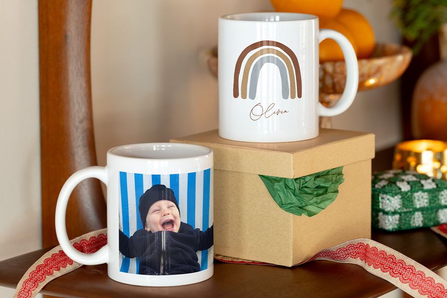 Taza personalizada con la foto de un bebé riendo, para ilustrar las ideas de Hofmann de tazas personalizadas como regalo de primera Navidad para nuevos padres y abuelos.
