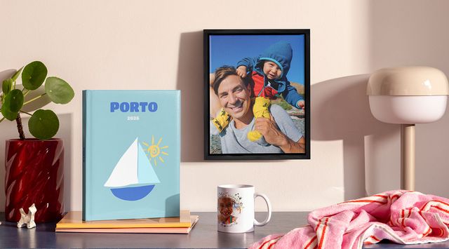 Colección de productos con fotos de verano, en una estantería: un álbum de fotos, una impresión enmarcada y una taza.