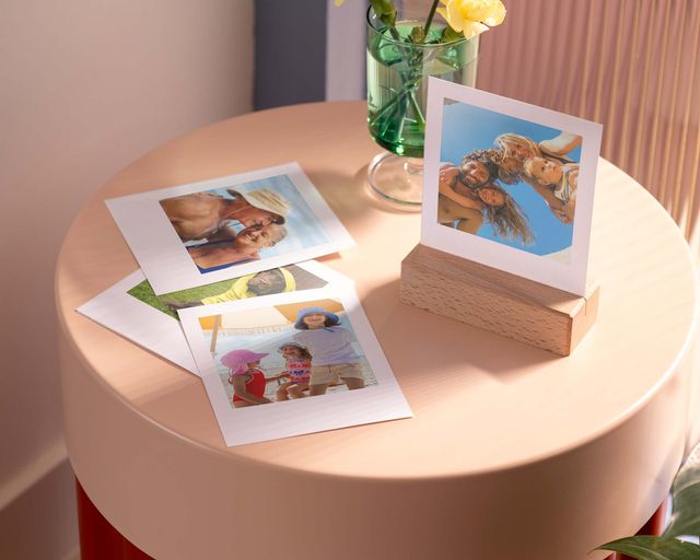 Colección de fotografías impresas con tus recuerdos favoritos del verano