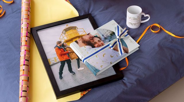 Regalos personalizados de aniversario Hofmann: un álbum, una taza con el asa en forma de corazón o un lienzo enmarcado.