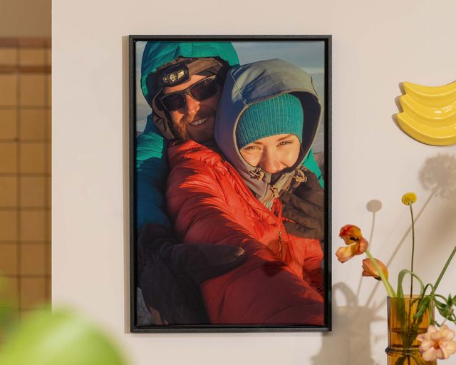 Una foto enmarcada de una pareja, colgada de la pared.