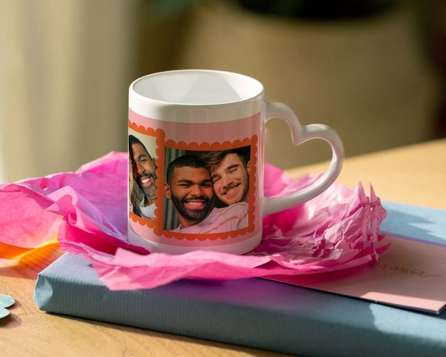 Una taza personalizada con el asa en forma de corazón y fotos de una pareja.