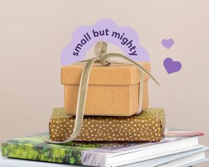 Un montón de regalos y álbumes envueltos, con una pequeña caja en la que puede leerse: "Pequeño pero matón".