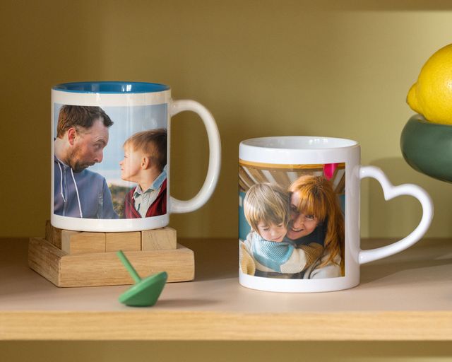 Muestra de tazas con fotos familiares impresas