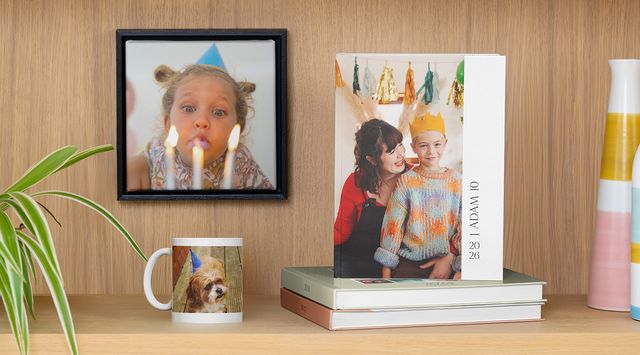 Una selección de álbumes de fotos, cuadros personalizados y otros regalos