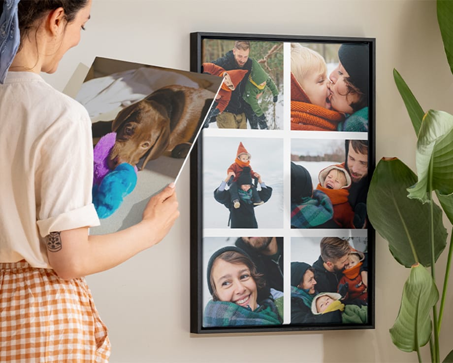 Una mujer sonríe mientras sostiene un cuadro personalizado junto a un collage en lienzo.