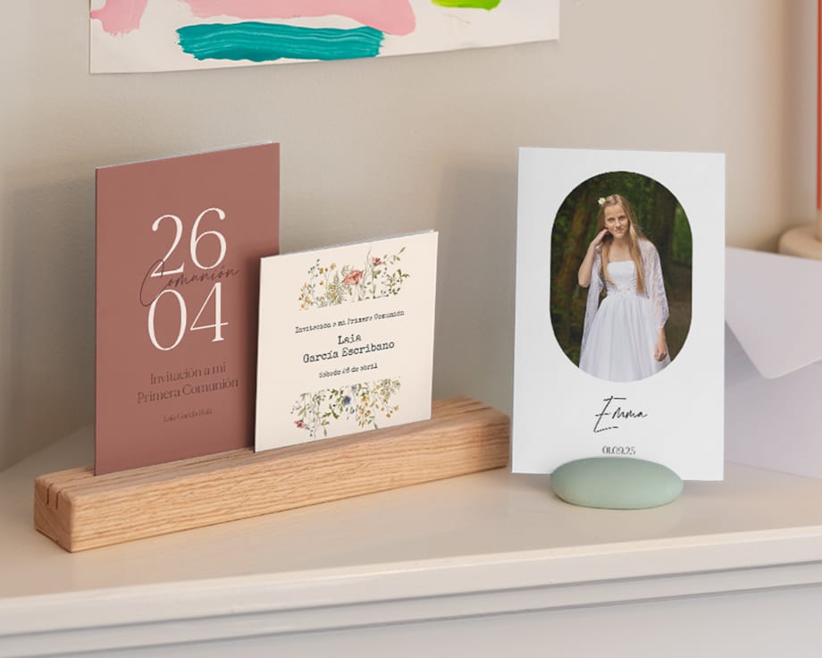 Una estantería con diferentes tarjetas de comunión con sus soportes.
