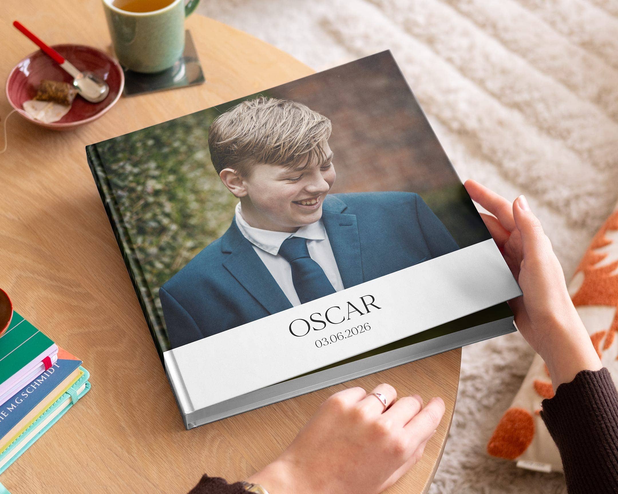 Álbum de fotos de comunión abierto con imágenes de niños