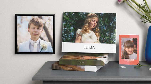 Una selección de invitaciones de comunión, álbumes de fotos pequeños y cuadros personalizados