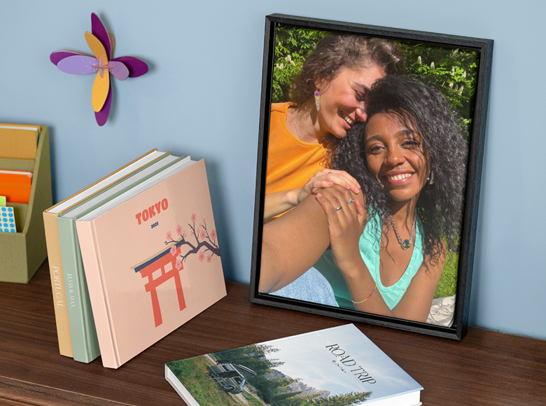 Un cuadro personalizado y varios álbumes de fotos personalizados en una estantería