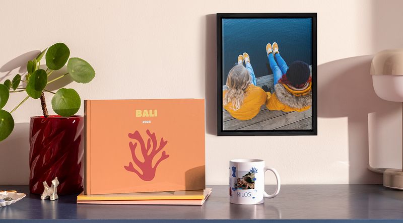 Productos con fotos personalizados de Hofmann que incluyen un álbum de fotos, un cuadro personalizado enmarcado y una taza.