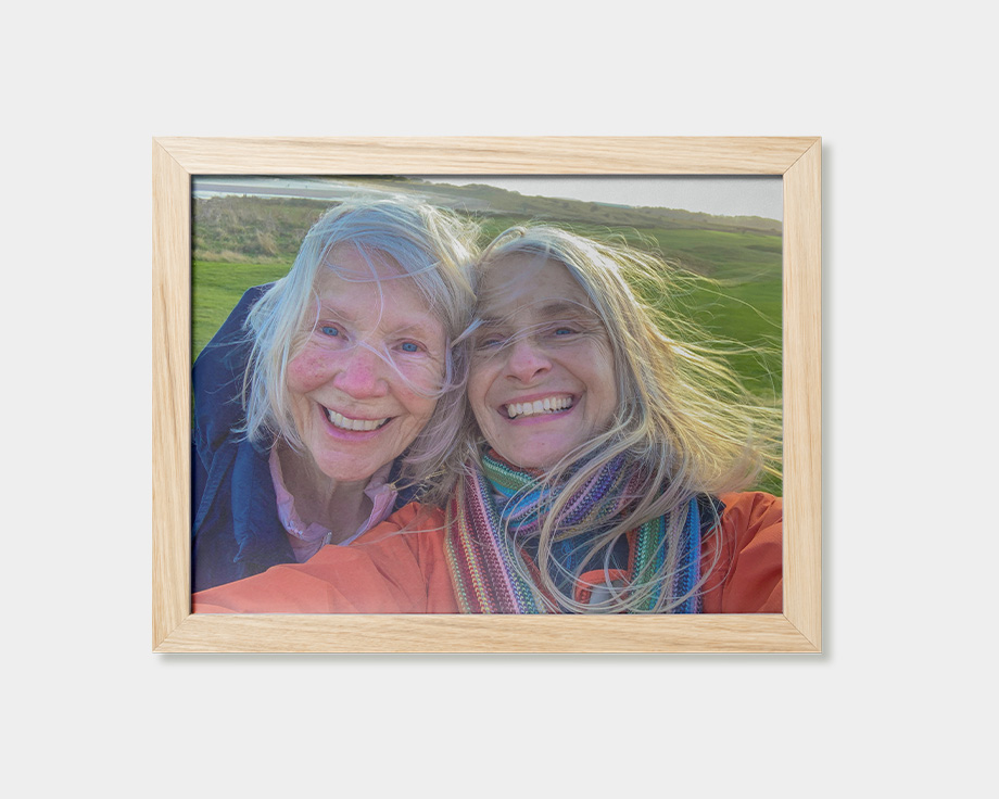 Un póster enmarcado con una imagen de dos mujeres sonriendo