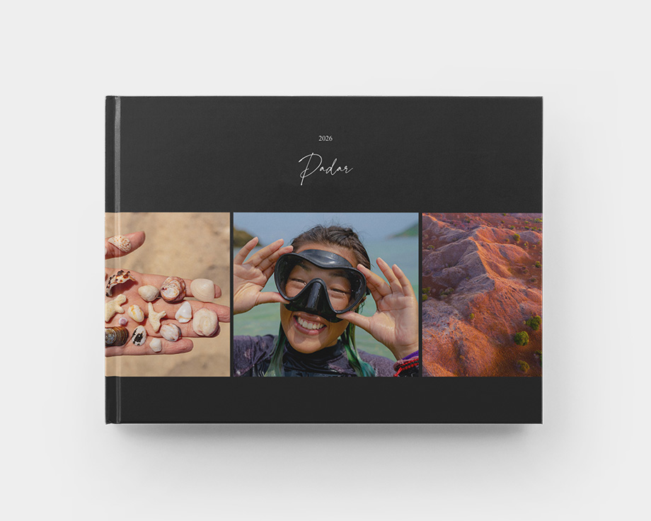 Un álbum de fotos de tapa dura apaisado cerrado con imágenes veraniegas en la tapa