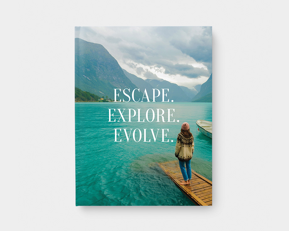 Álbum vertical grande con una imagen de una persona que mira un lago de montaña