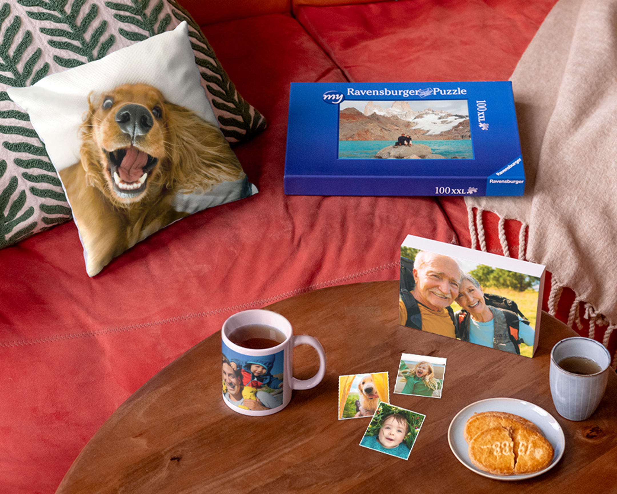 Salón con varios regalos con fotos personalizados