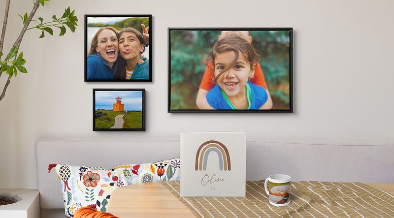 Salón con cuadros enmarcados, álbumes de fotos y tu taza