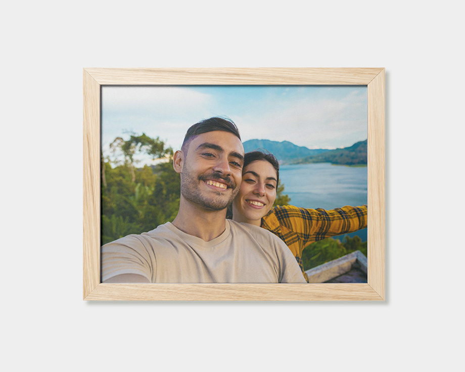 Póster enmarcado del selfie de una pareja en un mirador