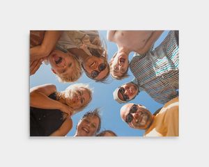 Foto en aluminio de un grupo en círculo bajo cielo azul