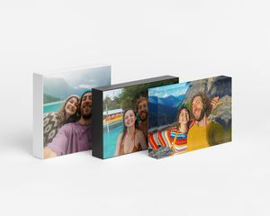 Tres bloques con fotos de selfies de viaje de una pareja