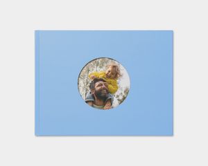 Álbum de fotos con ventana circular en la portada