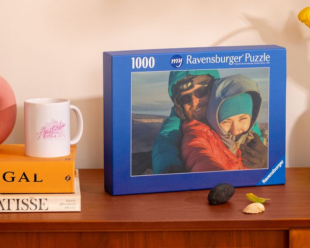 Una selección de regalos: lienzo enmarcado, puzzle, bloque con foto y una taza.