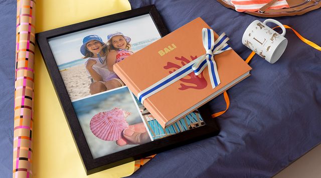 Una gama de ideas de regalos para una casa nueva: álbum personalizado, collage enmarcado y una taza.