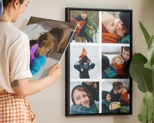 Una mujer admirando cuadros personalizados