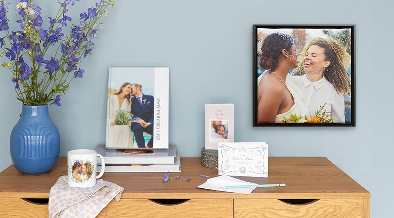 Una colección de productos de boda personalizados, que incluye álbumes de fotos, tarjetas con foto y cuadros personalizados.