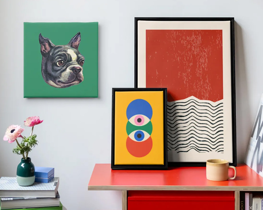 Tres piezas de arte de pared abstracto de Hofmann junto a una pila de discos en un salón moderno y con estilo, como inspiración para ideas de decoración de pared moderna.