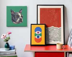 Tres piezas de arte de pared abstracto de Hofmann junto a una pila de discos en un salón moderno y con estilo, como inspiración para ideas de decoración de pared moderna.