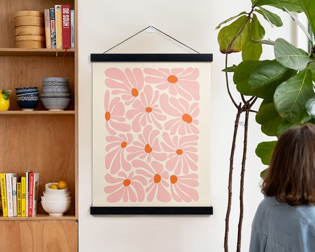 Impresión de un póster con una obra floral abstracta.