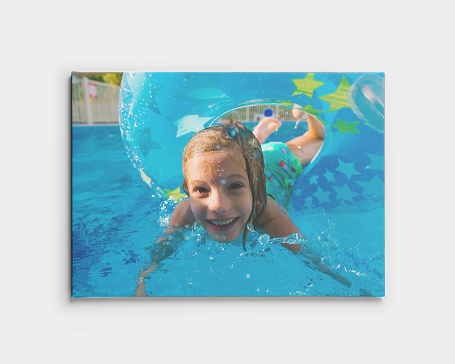 Lienzo personalizado de un niño buceando en una piscina.