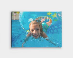 Lienzo personalizado de un niño buceando en una piscina.