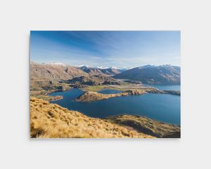 Impresión en aluminio de un paisaje con un lago de montaña.