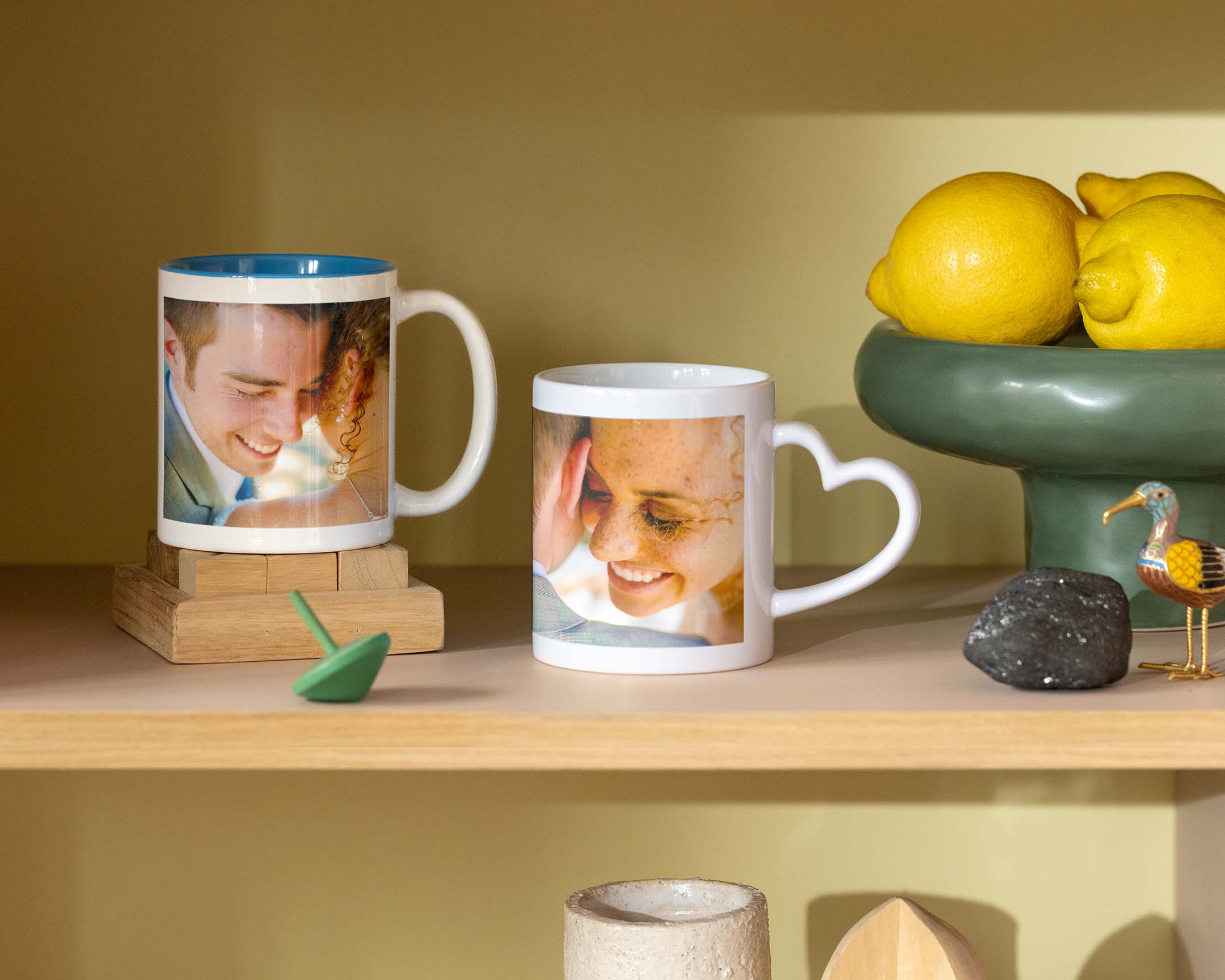 Dos tazas personalizadas con fotos de la boda, una de ellas con el asa en forma de corazón.