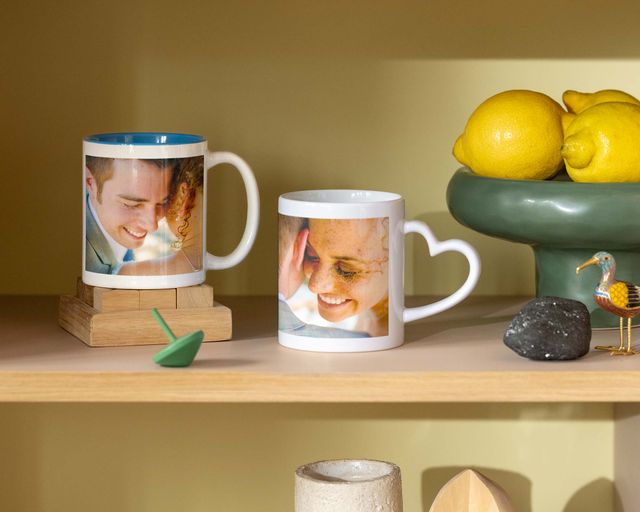 Dos tazas personalizadas con fotos de la boda, una de ellas con el asa en forma de corazón.